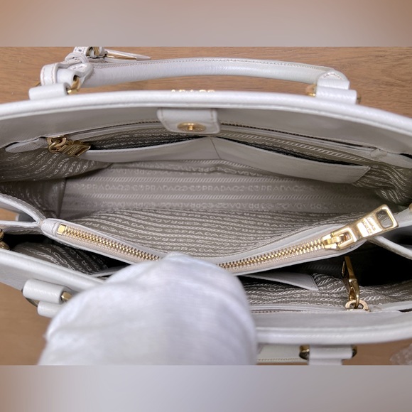 AUTH Prada Lux Promenade 2 way satchel in white Saffiano leather - Picture 10 of 13